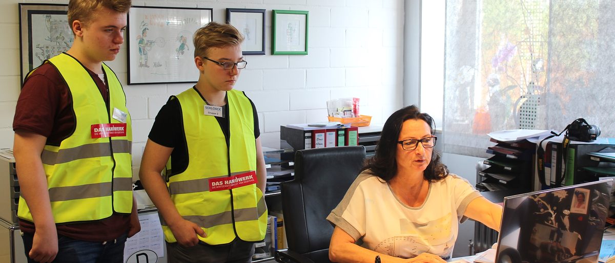 Chefin Claudia Ebert zeigt, wie Montagepläne im CAD-Programm bearbeitet werden. Chefin Claudia Ebert zeigt, wie Montagepläne im CAD-Programm bearbeitet werden.