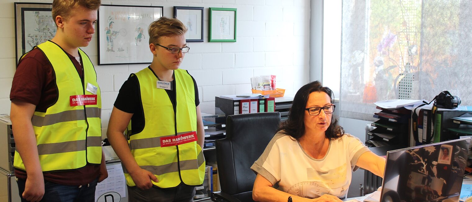 Chefin Claudia Ebert zeigt, wie Montagepläne im CAD-Programm bearbeitet werden. Chefin Claudia Ebert zeigt, wie Montagepläne im CAD-Programm bearbeitet werden.