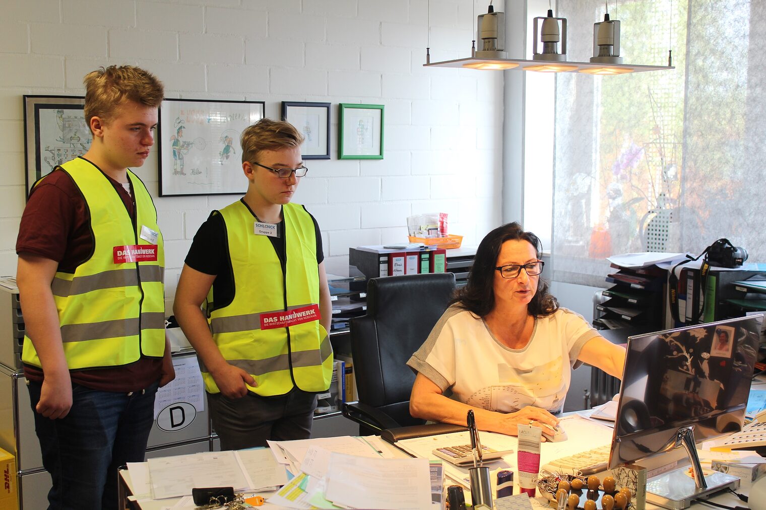 Chefin Claudia Ebert zeigt, wie Montagepläne im CAD-Programm bearbeitet werden. 