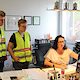 Chefin Claudia Ebert zeigt, wie Montagepläne im CAD-Programm bearbeitet werden. 