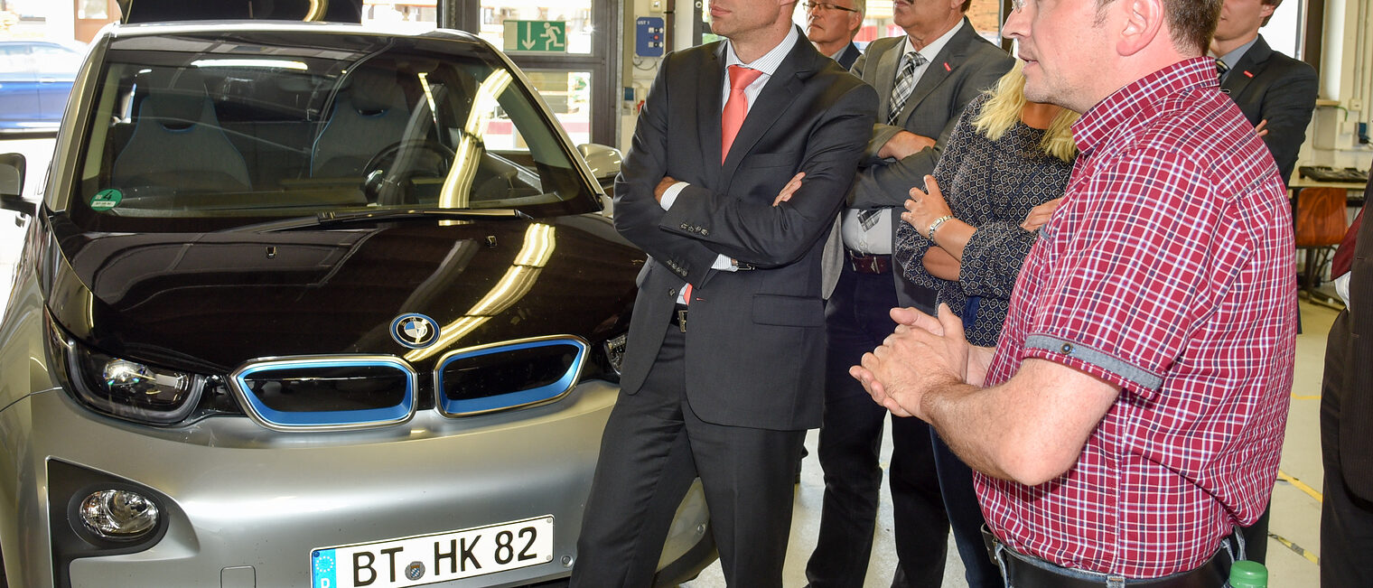 Staatssekretär Stefan Müller (Bundesministerium für Bildung und Forschung, Mitte) ließ sich vom Kompetenzzentrum Digitales Handwerk (KDH) den Stand der Digitalisierung in einzelnen Gewerken erläutern. 