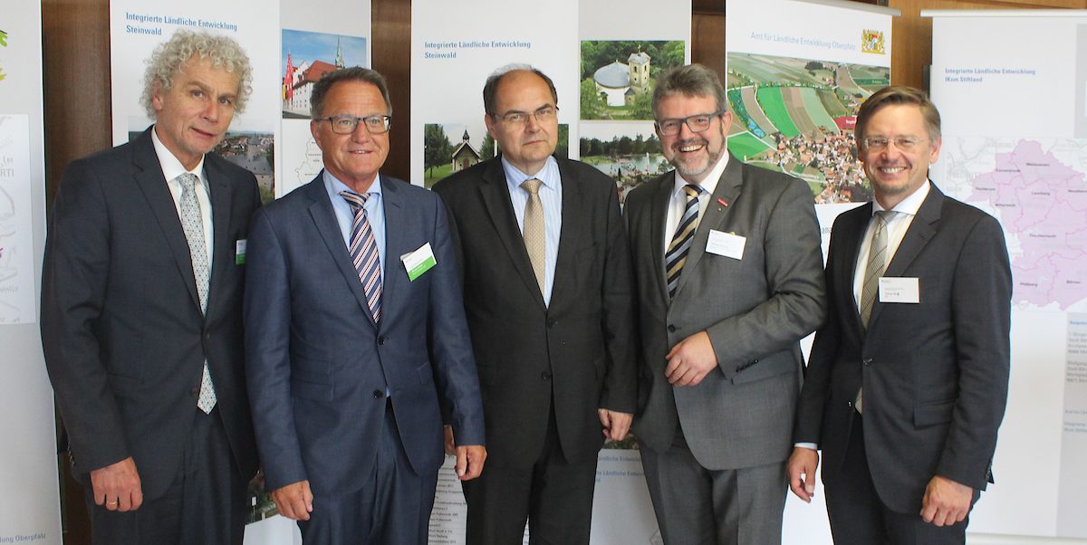Setzen sich gemeinsam für die Zukunft ländlicher Regionen ein: Bundeslandwirtschaftsminister Christian Schmidt (Mitte) mit dem Landrat von Tirschenreuth, Wolfgang Lippert, MdB Reiner Meier, HWK-Vizepräsident Thomas Zimmer und MdL Tobias Reiß (von links). Setzen sich gemeinsam für die Zukunft ländlicher Regionen ein: Bundeslandwirtschaftsminister Christian Schmidt (Mitte) mit dem Landrat von Tirschenreuth, Wolfgang Lippert, MdB Reiner Meier, HWK-Vizepräsident Thomas Zimmer und MdL Tobias Reiß (von links).