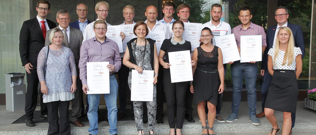 Mit der Urkunde in der Hand fällt das Strahlen leicht. Die Geprüften Betriebswirte (HwO) der IFGO, die jetzt im Sommer 2017 ihren Abschluss geschafft haben. Mit der Urkunde in der Hand fällt das Strahlen leicht. Die Geprüften Betriebswirte (HwO) der IFGO, die jetzt im Sommer 2017 ihren Abschluss geschafft haben.