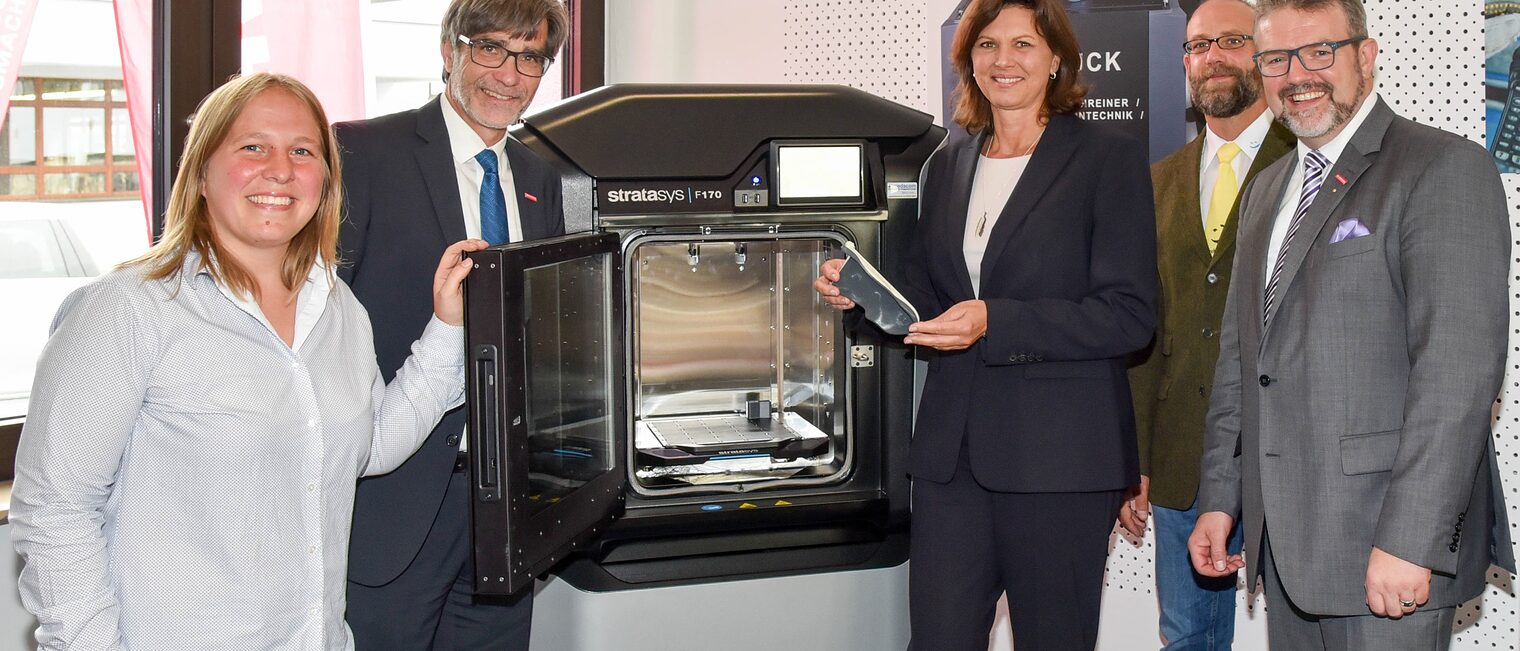 Noch warm entnahm Bayerns Wirtschaftsministerin Ilse Aigner (Mitte) eine orthopädische Einlage aus dem 3D-Drucker. Die Details zu dem Umsetzungsprojekt erklärten KDH-Projektleiterin Johanna Erlbacher, HWK-Hauptgeschäftsführer Thomas Koller, Gernot Gebauer vom reha-team Bayreuth und HWK-Präsident Thomas Zimmer (von links). 