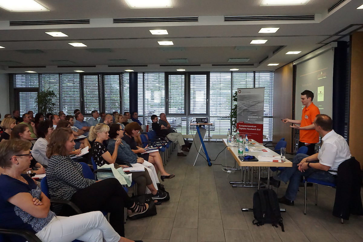 Zum zweiten Mal ein volles Haus: Die Informationsveranstaltung "Online-Marketing & Online-Recht" des KDH Süd hatte auch in Bamberg viele Teilnehmer. Sie bekamen von Daniel Lindner (www.clickandgrill.de) einen detaillierten Praxisbericht. Zum zweiten Mal ein volles Haus: Die Informationsveranstaltung "Online-Marketing & Online-Recht" des KDH Süd hatte auch in Bamberg viele Teilnehmer. Sie bekamen von Daniel Lindner (www.clickandgrill.de) einen detaillierten Praxisbericht.