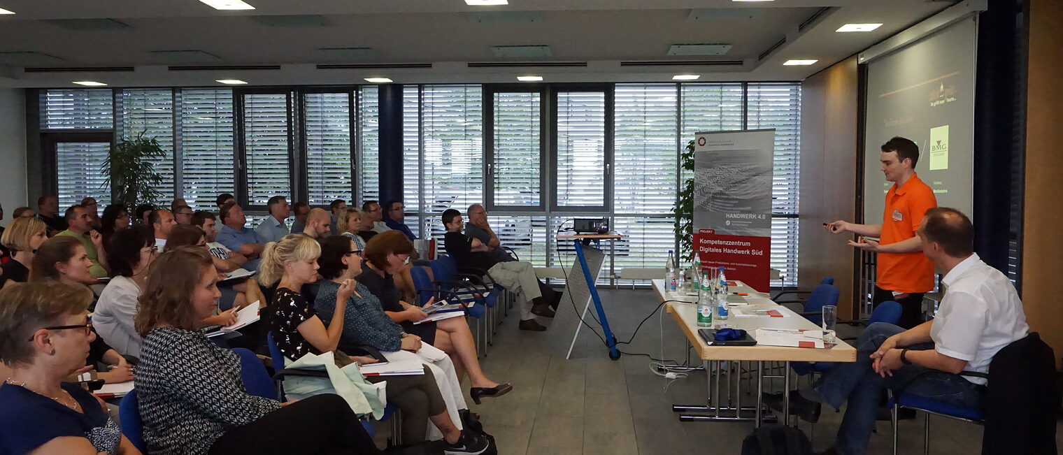 Zum zweiten Mal ein volles Haus: Die Informationsveranstaltung "Online-Marketing & Online-Recht" des KDH Süd hatte auch in Bamberg viele Teilnehmer. Sie bekamen von Daniel Lindner (www.clickandgrill.de) einen detaillierten Praxisbericht. Zum zweiten Mal ein volles Haus: Die Informationsveranstaltung "Online-Marketing & Online-Recht" des KDH Süd hatte auch in Bamberg viele Teilnehmer. Sie bekamen von Daniel Lindner (www.clickandgrill.de) einen detaillierten Praxisbericht.