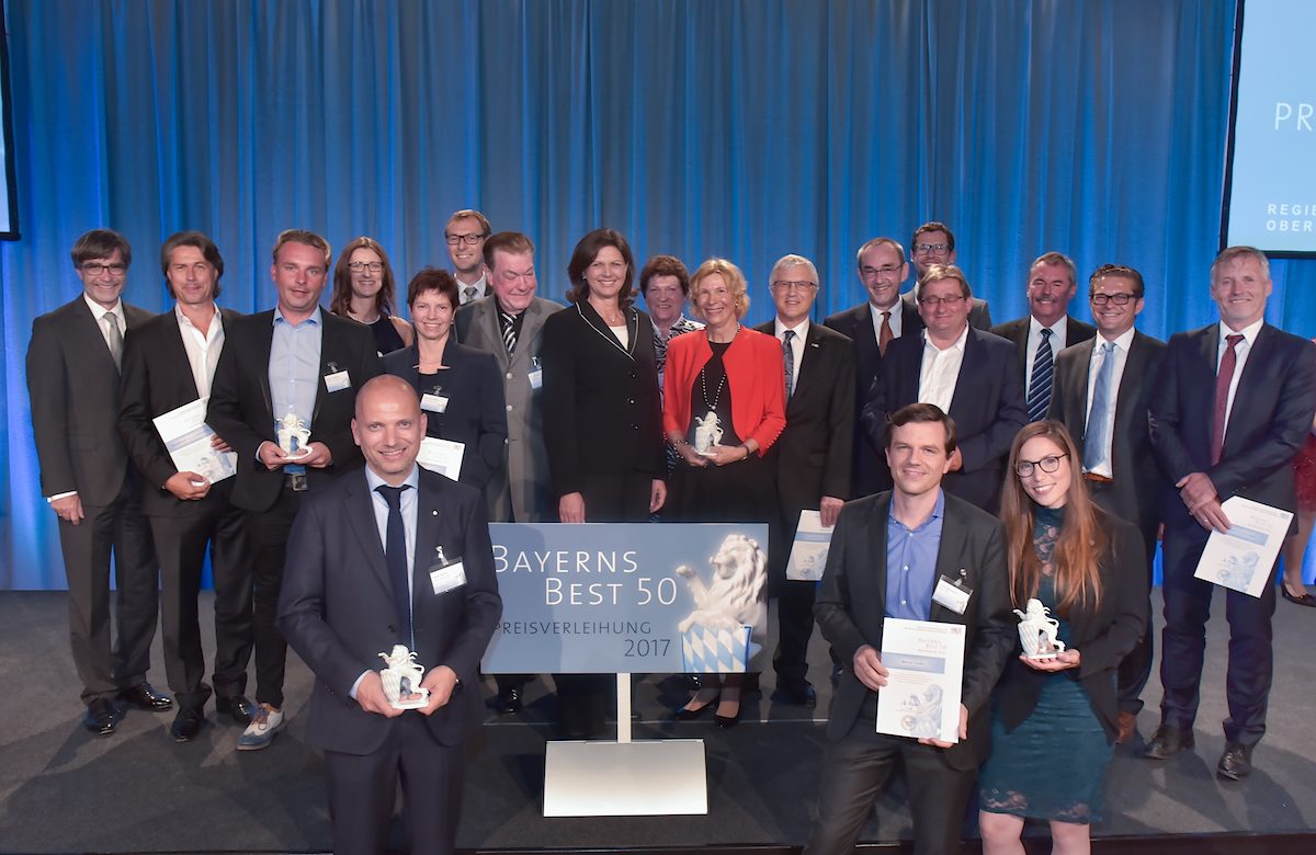 Acht oberfränkische Unternehmen gehören 2017 zu den Bayerns Best 50, darunter auch die Handwerksbetriebe Sell GmbH aus Helmbrechts und die Werkzeugbau Siegfried Hofmann GmbH aus Lichtenfels. Zur Preisverleihung mit Bayerns Wirtschaftsministerin Ilse Aigner war auch HWK-Hauptgeschäftsführer Thomas Koller (links) auf Schloss Schleißheim gekommen. Acht oberfränkische Unternehmen gehören 2017 zu den Bayerns Best 50, darunter auch die Handwerksbetriebe Sell GmbH aus Helmbrechts und die Werkzeugbau Siegfried Hofmann GmbH aus Lichtenfels. Zur Preisverleihung mit Bayerns Wirtschaftsministerin Ilse Aigner war auch HWK-Hauptgeschäftsführer Thomas Koller (links) auf Schloss Schleißheim gekommen.