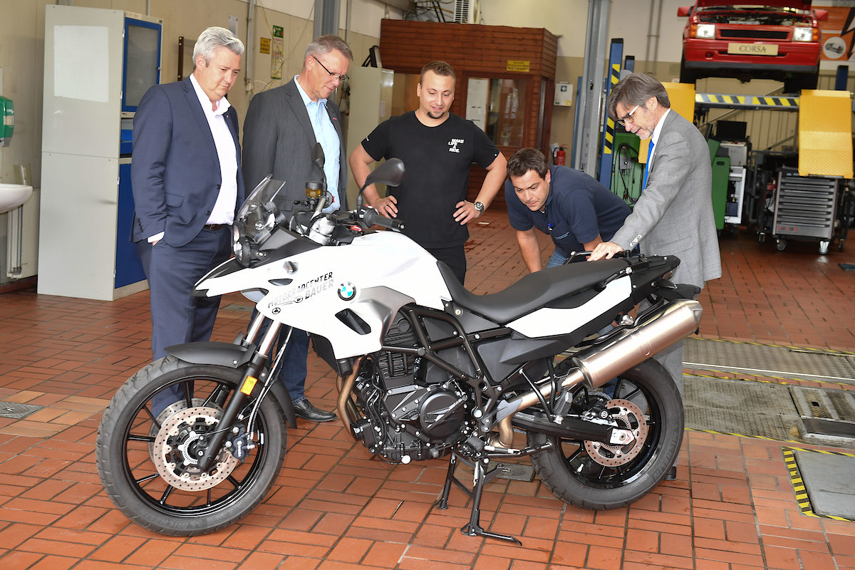 Fachmännische Blicke: HWK-Vizepräsident Matthias Graßmann, der Leiter des Bamberger BTZ, Werner Herold, Timo Raithel vom Motorradcenter Bauer, HWK-Ausbildungsmeister HeikoButz und HWK-Hauptgeschäftsführer ThomasKoller (von links) bei der Übergabe der BMW F700 GS. Fachmännische Blicke: HWK-Vizepräsident Matthias Graßmann, der Leiter des Bamberger BTZ, Werner Herold, Timo Raithel vom Motorradcenter Bauer, HWK-Ausbildungsmeister HeikoButz und HWK-Hauptgeschäftsführer ThomasKoller (von links) bei der Übergabe der BMW F700 GS.