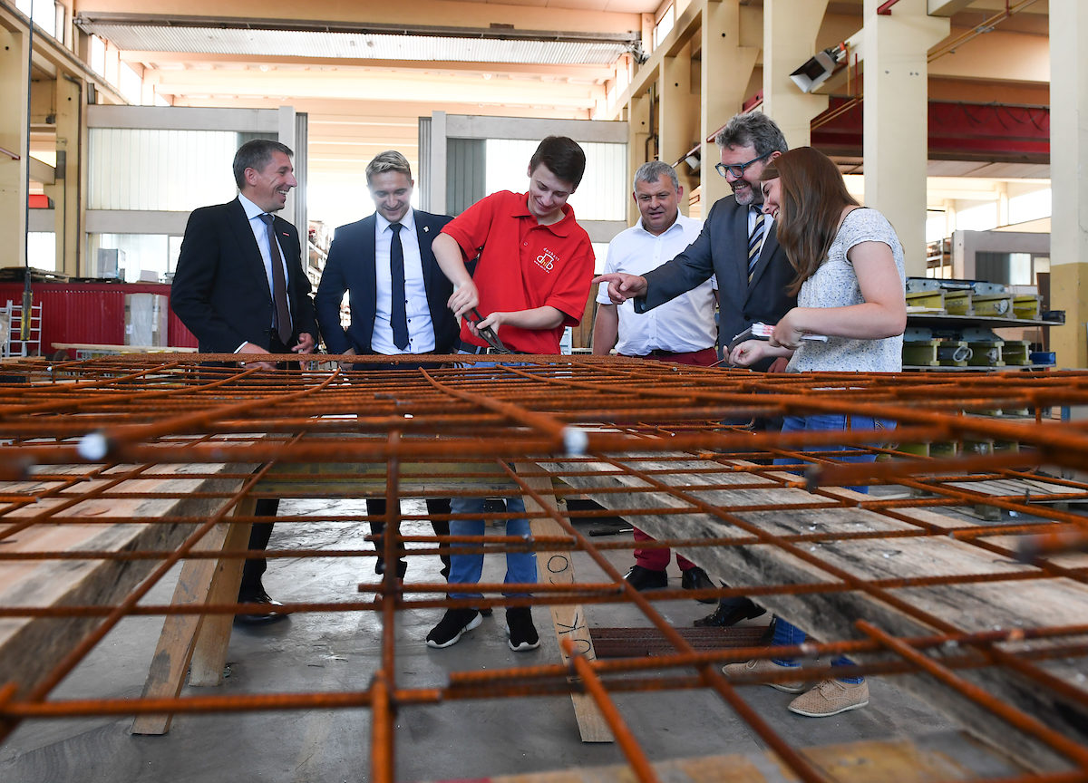Zeigen, was sie schon gelernt haben: Philipp Säum und Carina Glaß mit HWK-Geschäftsführer Rainer Beck, stellvertretenden Kreishandwerksmeister Michael Limmer, Prokurist Thomas Dechant und HWK-Präsident Thomas Zimmer Foto: Ronald Rinklef Schlagwort(e): Ronald Rinklef