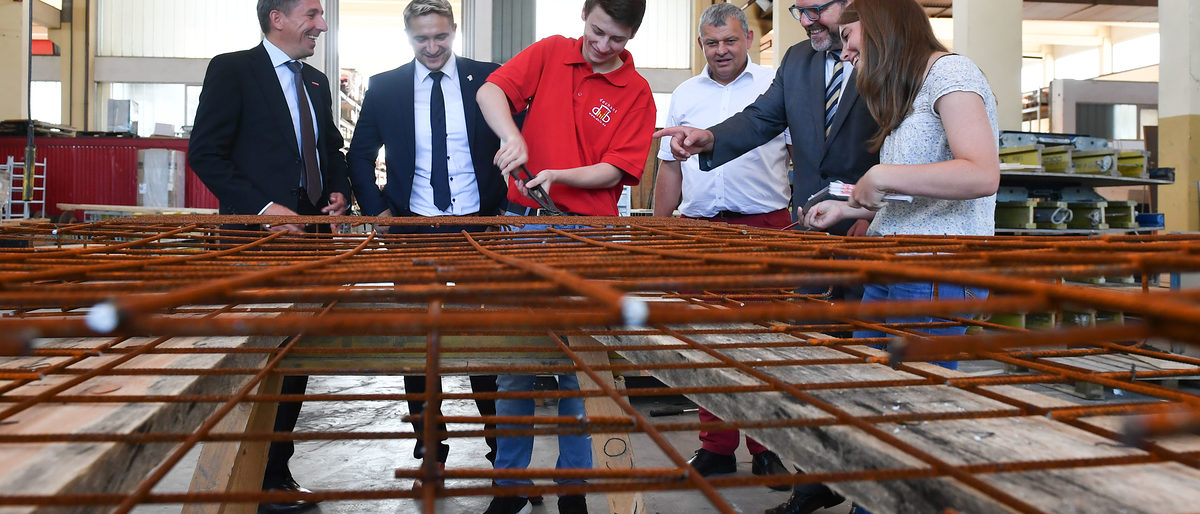 Zeigen, was sie schon gelernt haben: Philipp Säum und Carina Glaß mit HWK-Geschäftsführer Rainer Beck, stellvertretenden Kreishandwerksmeister Michael Limmer, Prokurist Thomas Dechant und HWK-Präsident Thomas Zimmer Foto: Ronald Rinklef Schlagwort(e): Ronald Rinklef