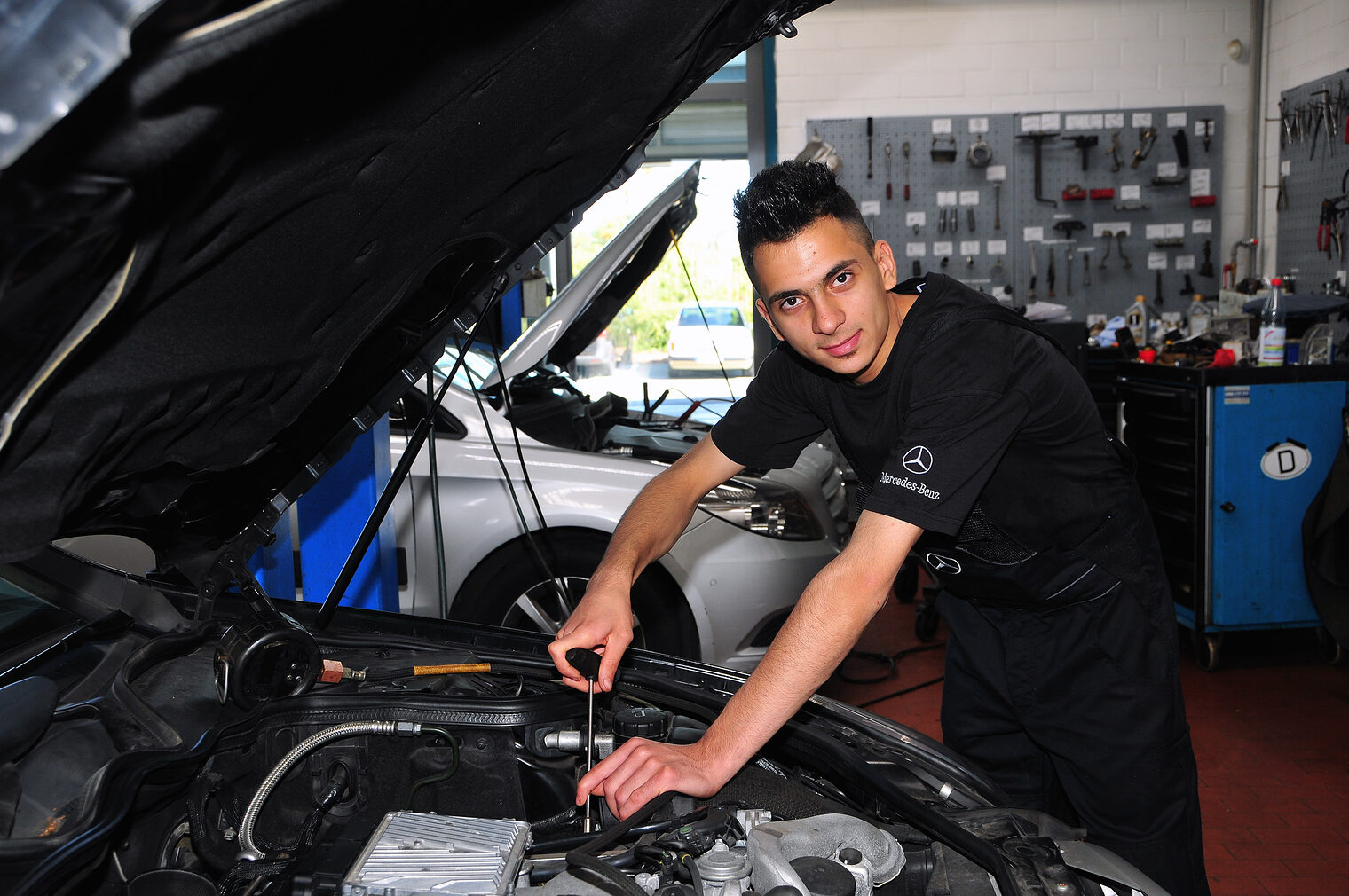 Nach seiner Einstiegsqualifizierung beginnt Abdullah Sharif zum 1. September beim Mercedes Benz-Vertragspartner Autohaus Hahn in Münchberg eine dreieinhalbjährige Ausbildung zum Kfz-Mechatroniker.
