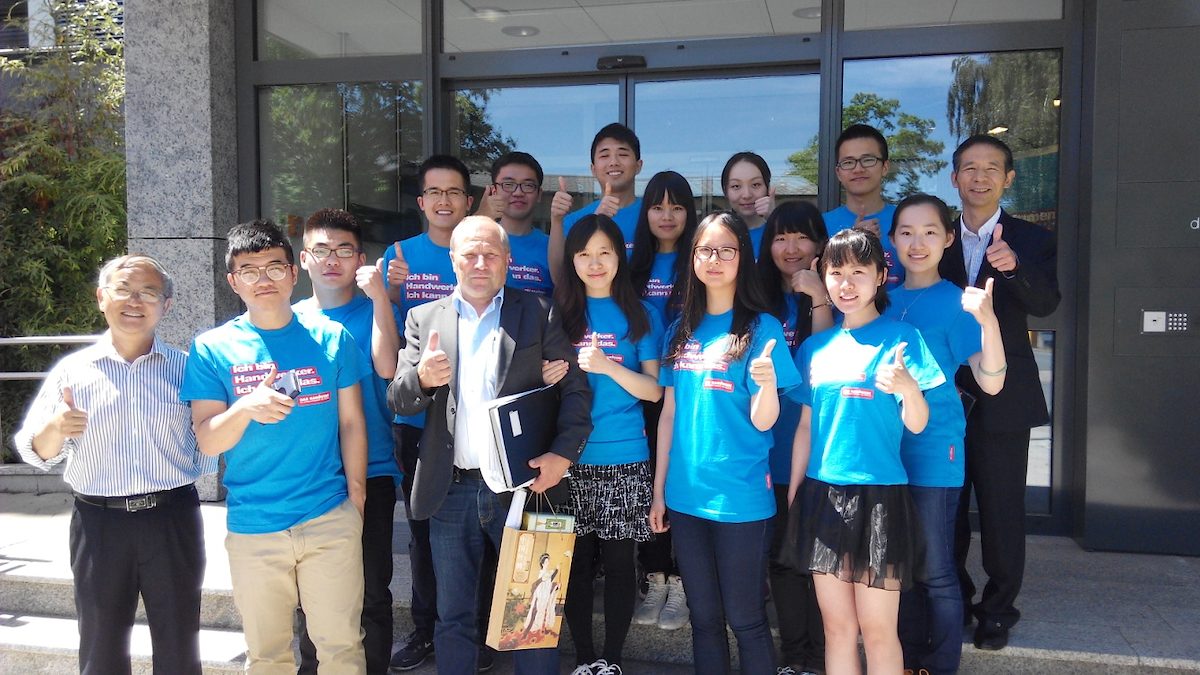 Neun Monate haben sie an der HWK für Oberfranken gebüffelt, um den Abschluss als Kfz-Servicetechniker in der Hand zu haben: die Stundenten der Shanghai Normal University beim Abschied von der HWK mit Prof. He Zhimin (links), Prof. Liu Hui (rechts hinten) und HWK-Fachbereichsleiter Siegfried Reuschel. Neun Monate haben sie an der HWK für Oberfranken gebüffelt, um den Abschluss als Kfz-Servicetechniker in der Hand zu haben: die Stundenten der Shanghai Normal University beim Abschied von der HWK mit Prof. He Zhimin (links), Prof. Liu Hui (rechts hinten) und HWK-Fachbereichsleiter Siegfried Reuschel.