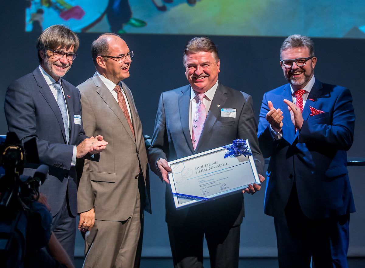 Goldene Ehrennadel der HWK Oberfranken für Landrat Klaus-Peter Söllner Goldene Ehrennadel der HWK Oberfranken für Landrat Klaus-Peter Söllner