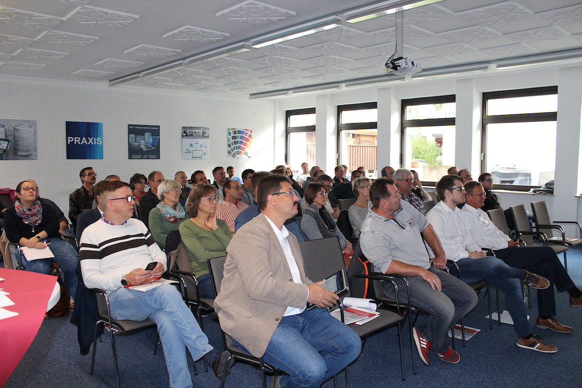Voller Showroom des KDH Schaufenster Süd: Bei der Veranstaltung ¿Mobiles und digitales Arbeiten im Handwerk" gab es viele Fragen an die Betriebe, die aus ihrem Praxiseinsatz berichteten. Voller Showroom des KDH Schaufenster Süd: Bei der Veranstaltung ¿Mobiles und digitales Arbeiten im Handwerk" gab es viele Fragen an die Betriebe, die aus ihrem Praxiseinsatz berichteten.