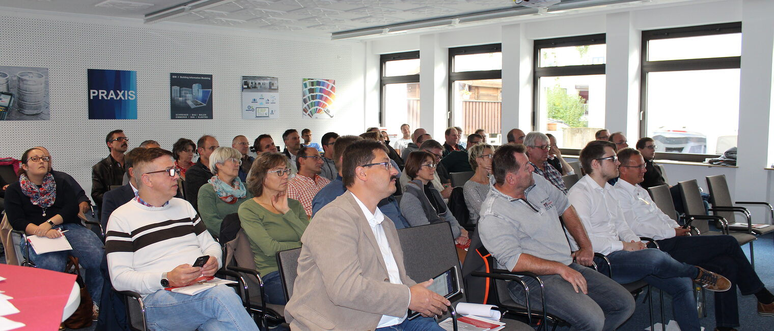 Voller Showroom des KDH Schaufenster Süd: Bei der Veranstaltung ¿Mobiles und digitales Arbeiten im Handwerk" gab es viele Fragen an die Betriebe, die aus ihrem Praxiseinsatz berichteten. 