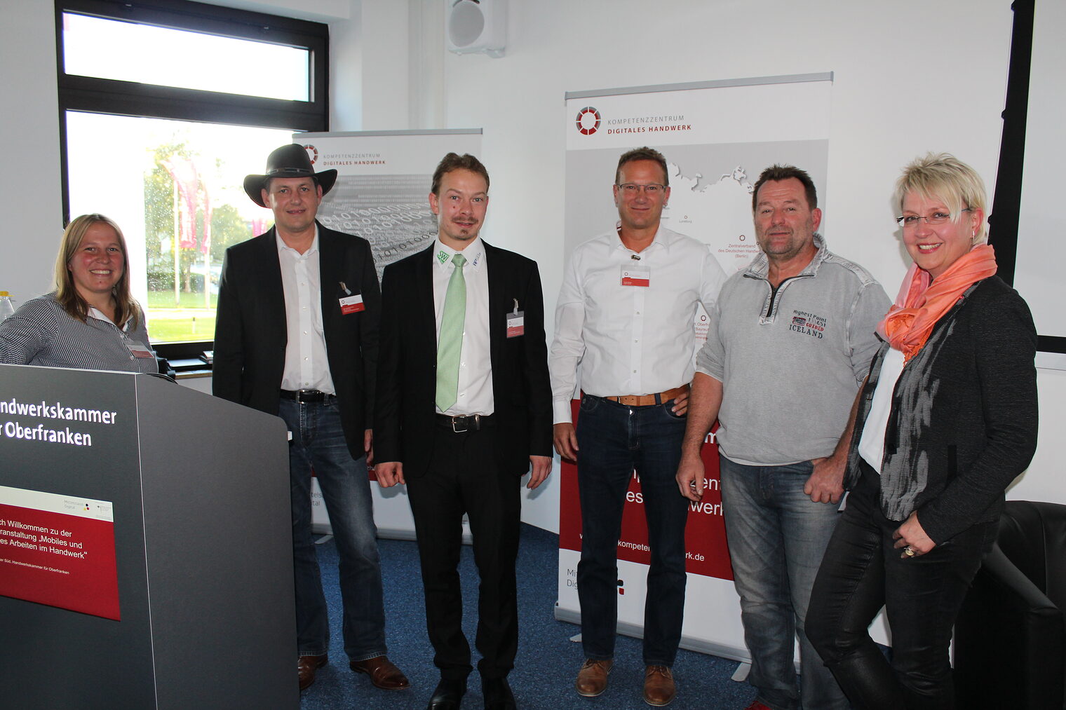 KDH-Projektleitern Johanna Erlbacher (links) und KDH-Mitarbeiterin Cornelia Bachstein (rechts) mit Michael Findeis, Thomas Wiesmann, Stefan Molter und Stefan Schiller (von links), den Referenten der Infoveranstaltung "Mobiles und digitales Arbeiten".