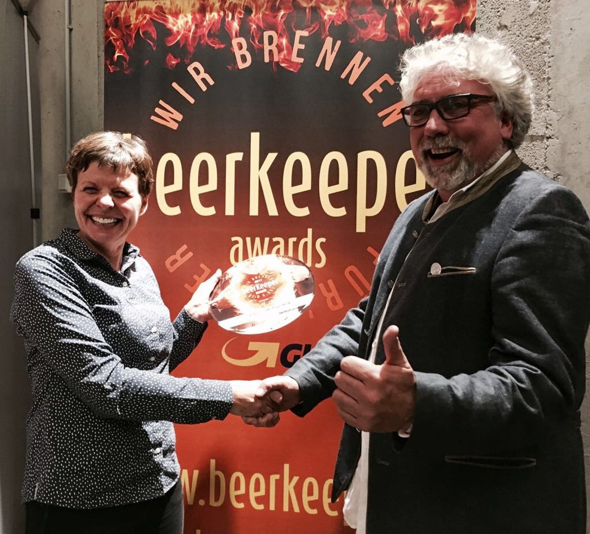 Birgit Rieber vom Institut für Bierkultur und Christof Pilarzyk, geschäftsführender Vorstand der Fränkischen Bierstraße, mit dem "beerkeeper award 2017". Birgit Rieber vom Institut für Bierkultur und Christof Pilarzyk, geschäftsführender Vorstand der Fränkischen Bierstraße, mit dem "beerkeeper award 2017".