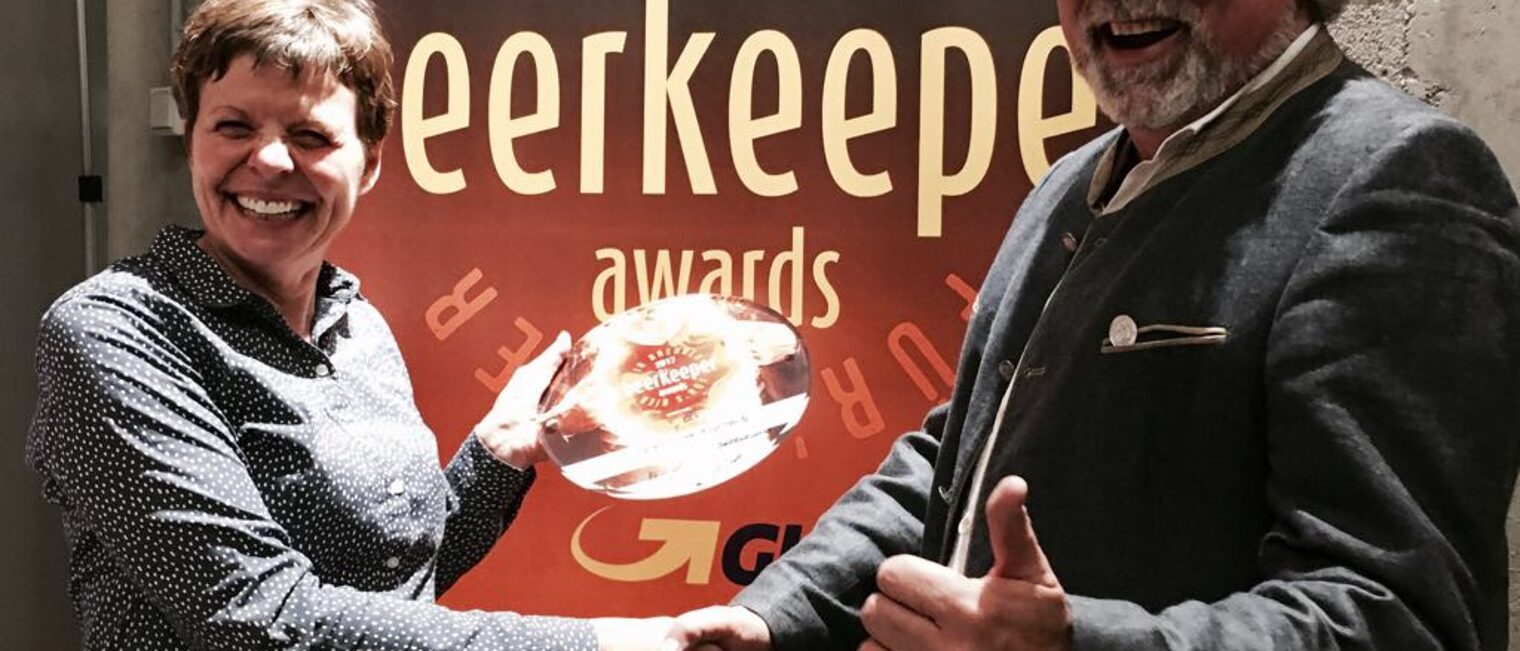 Birgit Rieber vom Institut für Bierkultur und Christof Pilarzyk, geschäftsführender Vorstand der Fränkischen Bierstraße, mit dem "beerkeeper award 2017". 