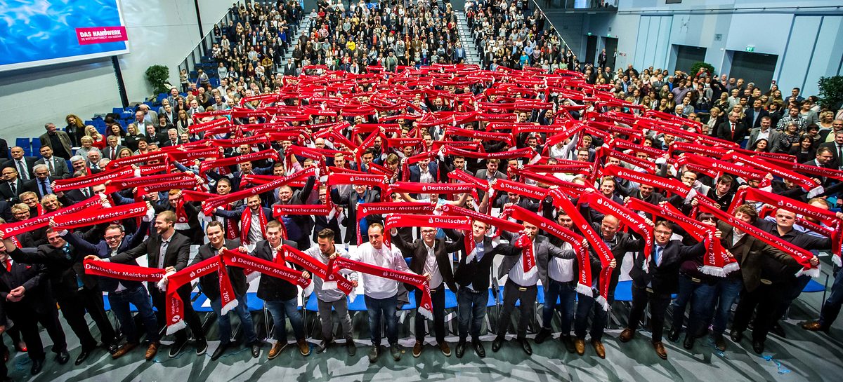 Ehre, wem Ehre gebührt: Die Jungmeisterinnen und Jungmeister des Jahrgangs 2017 haben am Samstag in der Hofer Freiheitshalle ihren Meisterbrief bekommen. Und rote Deutsche-Meister-Schals.