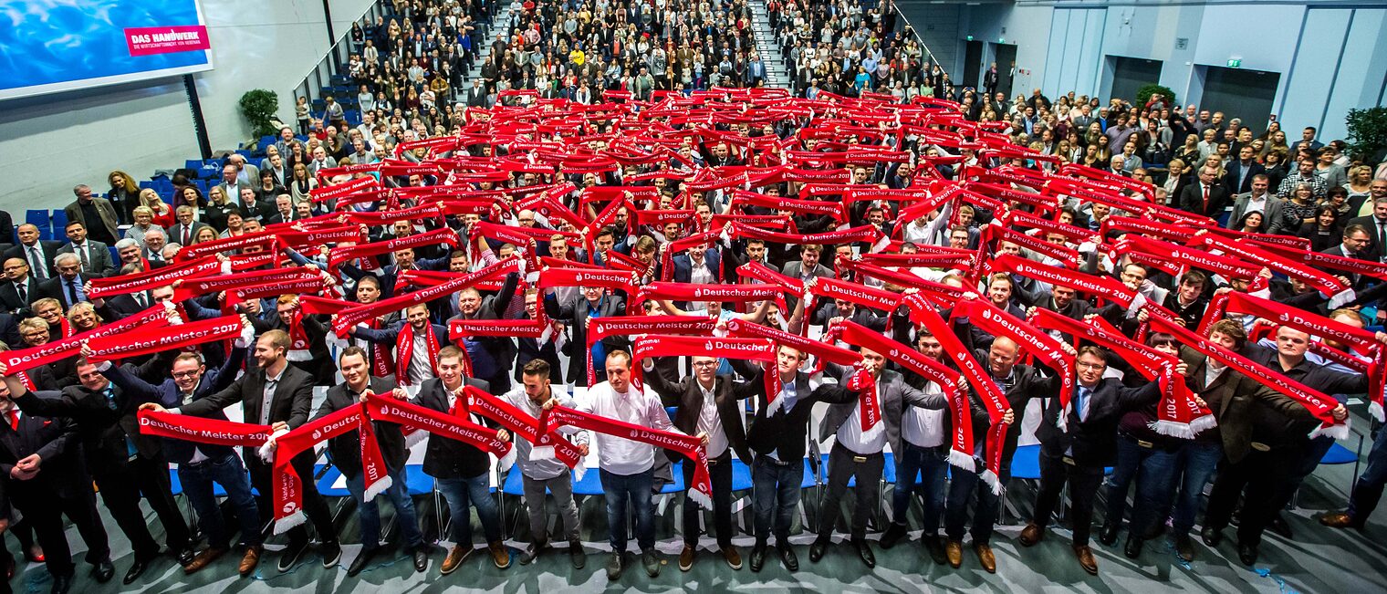 Ehre, wem Ehre gebührt: Die Jungmeisterinnen und Jungmeister des Jahrgangs 2017 haben am Samstag in der Hofer Freiheitshalle ihren Meisterbrief bekommen. Und rote Deutsche-Meister-Schals. 