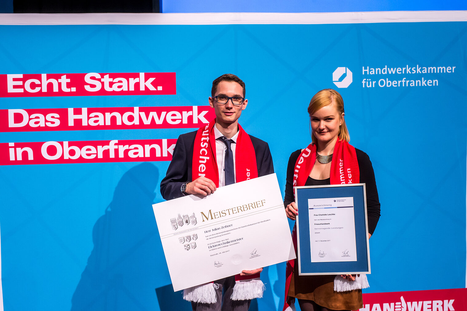 Sie haben die besten Meisterprüfungen hingelegt und wurden für Ihre hervorragenden Leistungen geehrt: Elektrotechniker-Meister Julian Zethner aus Michelau und Friseurmeisterin Charlotte Leschke aus Hamburg. Maler- und Lackierermeister Stephan Sigl (Ebermannstadt) konnte nicht bei der Meisterfeier 2017 dabei sein. Sie haben die besten Meisterprüfungen hingelegt und wurden für Ihre hervorragenden Leistungen geehrt: Elektrotechniker-Meister Julian Zethner aus Michelau und Friseurmeisterin Charlotte Leschke aus Hamburg. Maler- und Lackierermeister Stephan Sigl (Ebermannstadt) konnte nicht bei der Meisterfeier 2017 dabei sein.