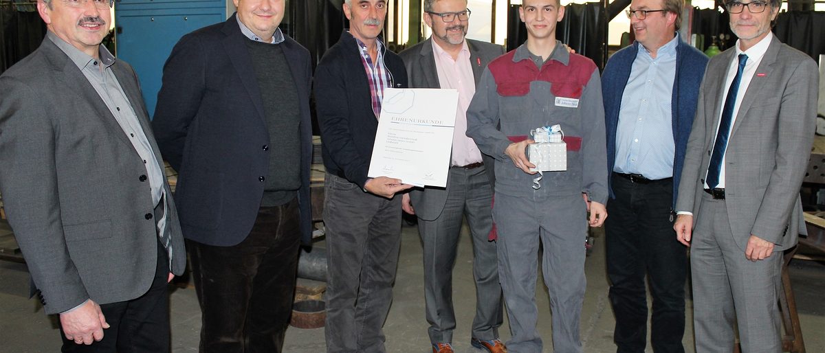 v. l.: Kreishandwerksmeister Manfred Amon, Vizepräsident Matthias Graßmann, Geschäftsführer Joachim Angerer, Präsident Thomas Zimmer, Dominik Grubert, Geschäftsführer Joachim Heim und Hauptgeschäftsführer Thomas Koller v. l.: Kreishandwerksmeister Manfred Amon, Vizepräsident Matthias Graßmann, Geschäftsführer Joachim Angerer, Präsident Thomas Zimmer, Dominik Grubert, Geschäftsführer Joachim Heim und Hauptgeschäftsführer Thomas Koller