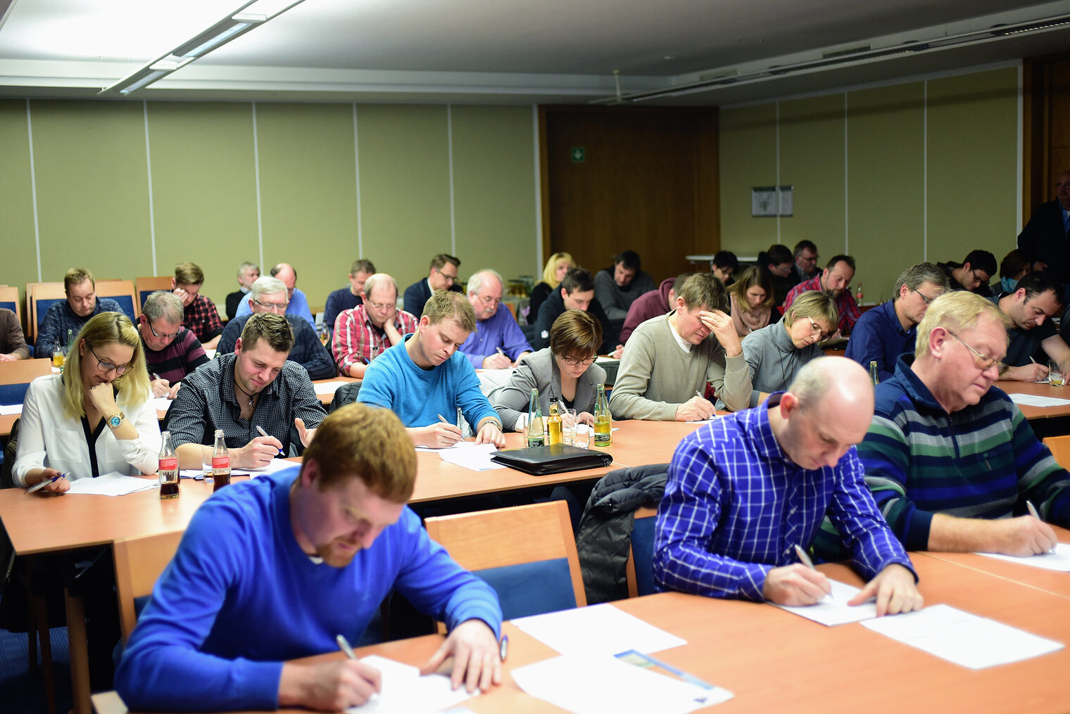 Reges Interesse und konzentriertes Arbeiten beim Branchencheck für Schreiner der HWK für Oberfranken.