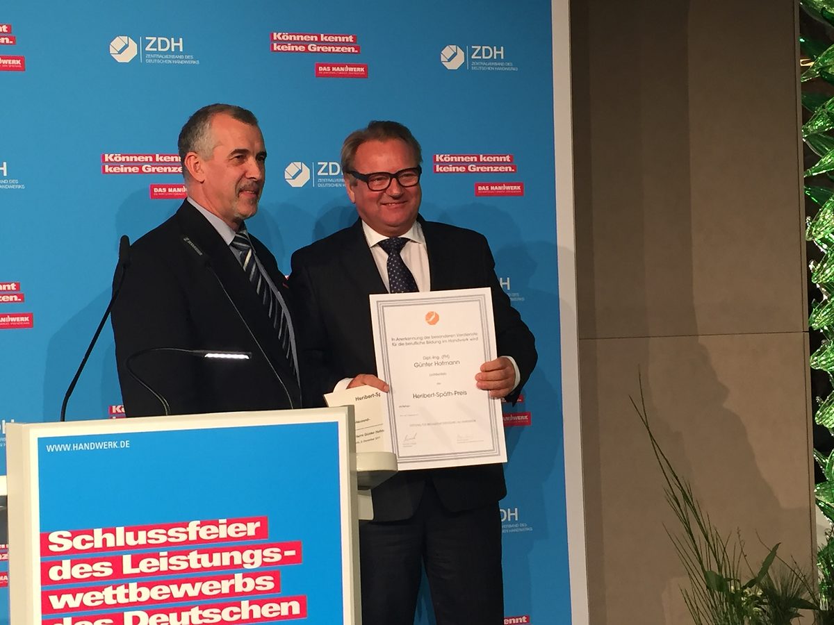 Im Bild links ist Thomas Keindorf MdL, Präsident der Handwerkskammer Halle (Saale) und Vorsitzender der Mitgliederversammlung der Stiftung für Begabtenförderung im Handwerk, rechts ist Dipl.-Ing. (FH) Günter Hofmann. Im Bild links ist Thomas Keindorf MdL, Präsident der Handwerkskammer Halle (Saale) und Vorsitzender der Mitgliederversammlung der Stiftung für Begabtenförderung im Handwerk, rechts ist Dipl.-Ing. (FH) Günter Hofmann.