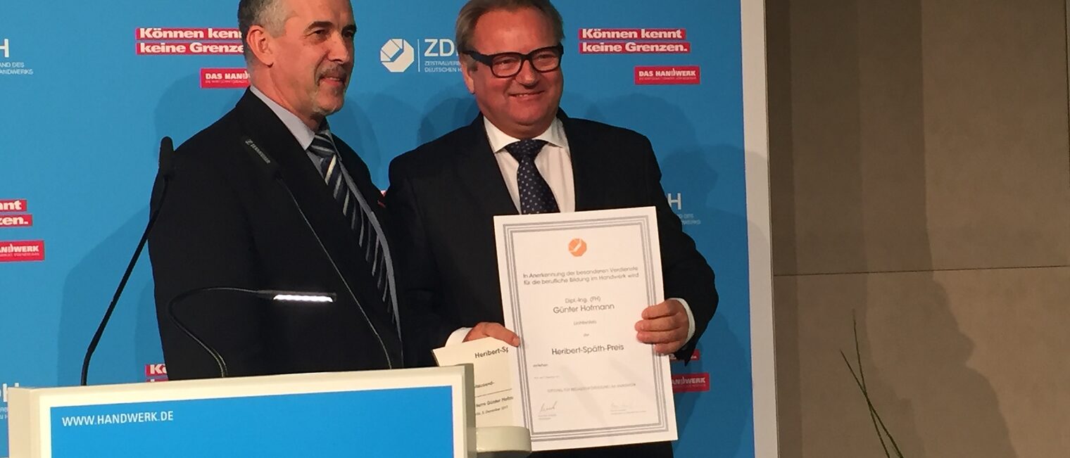 Im Bild links ist Thomas Keindorf MdL, Präsident der Handwerkskammer Halle (Saale) und Vorsitzender der Mitgliederversammlung der Stiftung für Begabtenförderung im Handwerk, rechts ist Dipl.-Ing. (FH) Günter Hofmann.