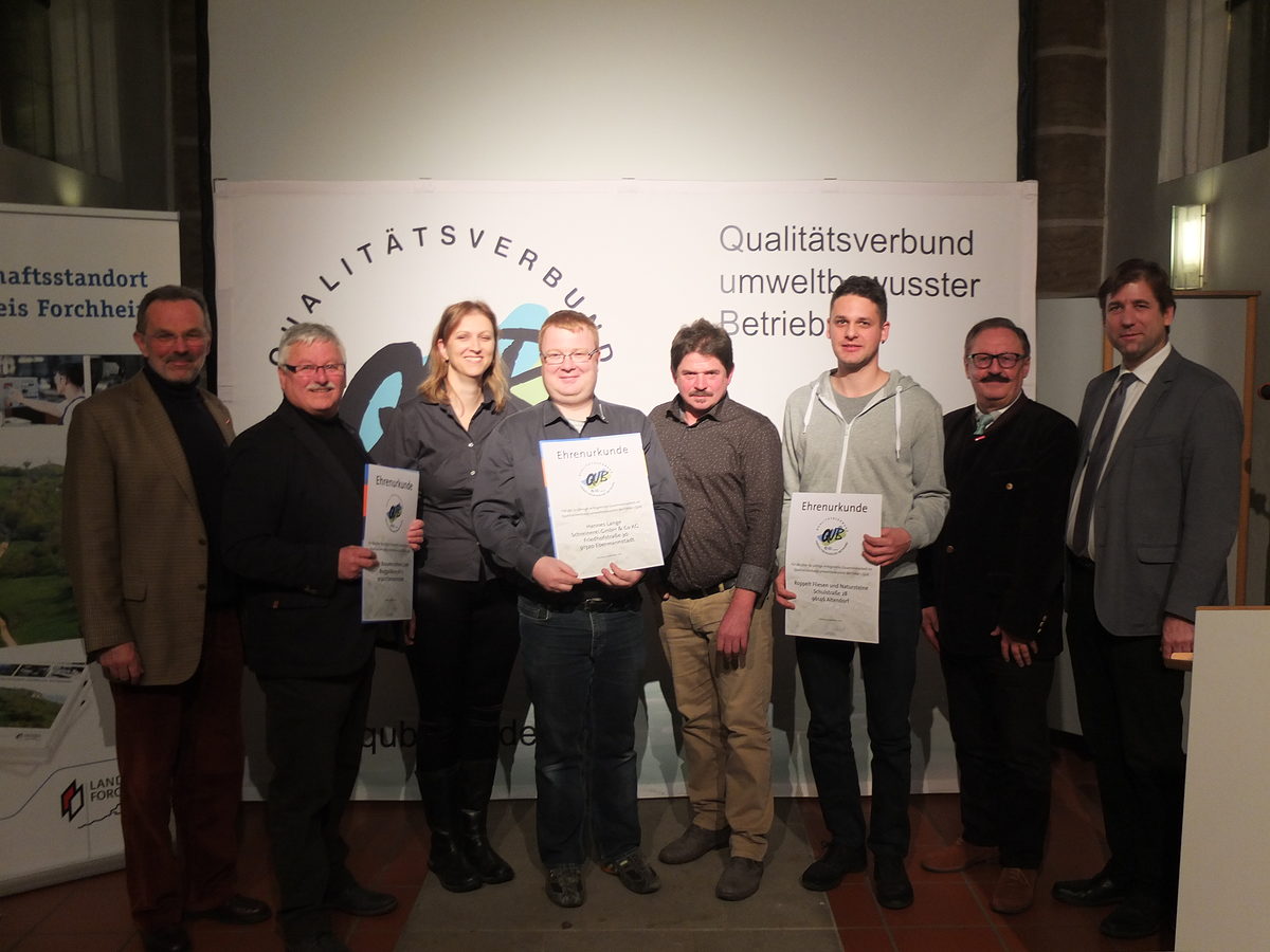 Freuen sich über die Auszeichnung einerseits und das Engagement andererseits: Wolfgang Lautner, BIT-Berater bei der Handwerkskammer für Oberfranken, Ludwig Walter, Katarina und Johannes Lange, Peter Roppelt und Chris Patermann, Kreishandwerksmeister Werner Oppel und Forchheims Landrat Dr. Hermann Ulm (von links).