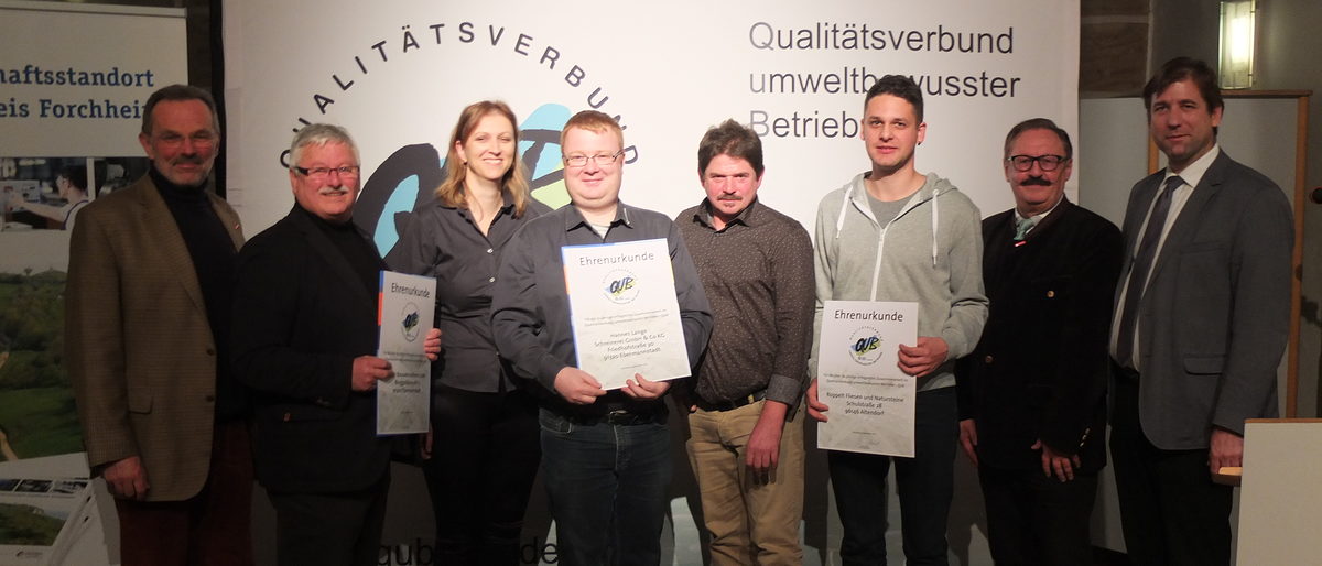 Freuen sich über die Auszeichnung einerseits und das Engagement andererseits: Wolfgang Lautner, BIT-Berater bei der Handwerkskammer für Oberfranken, Ludwig Walter, Katarina und Johannes Lange, Peter Roppelt und Chris Patermann, Kreishandwerksmeister Werner Oppel und Forchheims Landrat Dr. Hermann Ulm (von links).