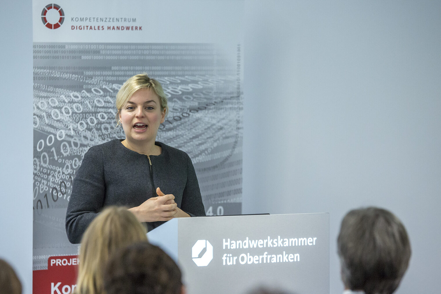 Bedankte sich für die Einblicke in die Praxis: Katharina Schulze, die Fraktionsvorsitzende der bayerischen Grünen im Landtag, im Showroom des Kompetenzzentrums Digitales Handwerk. 