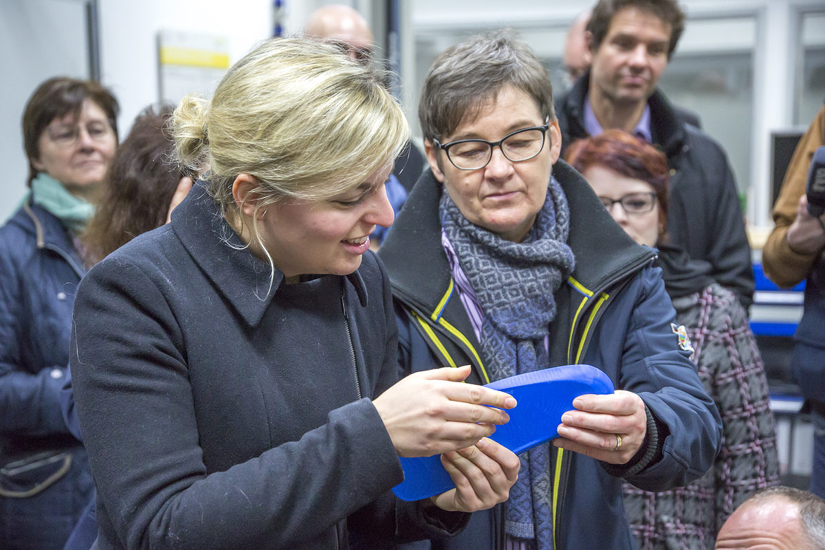 Die Vorsitzende der Landtagsfraktion von Bündnis 90/Die Grünen, Katharina Schulze, und die Bayreuther Landtagsvizepräsidentin Ulrike Gote (rechts) begutachten eine Einlage, die im 3D-Drucker hergestellt wurde.