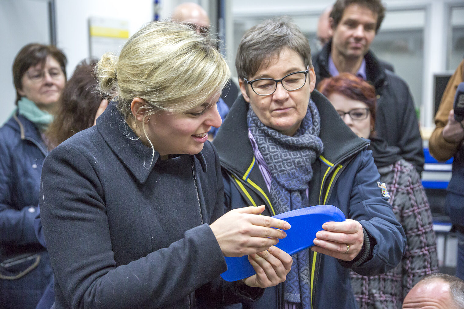 Die Vorsitzende der Landtagsfraktion von Bündnis 90/Die Grünen, Katharina Schulze, und die Bayreuther Landtagsvizepräsidentin Ulrike Gote (rechts) begutachten eine Einlage, die im 3D-Drucker hergestellt wurde. 