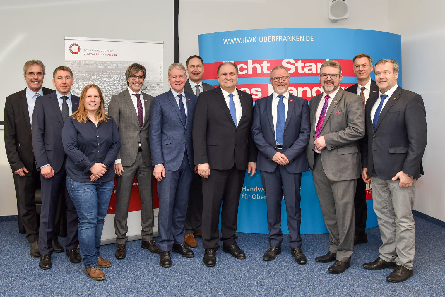 Das geschäftsführende Präsidium des ZDH unter Leitung von Präsident Hans Peter Wollseifer und Generalsekretär Holger Schwannecke (5. und 6. von rechts) nutzte die Sitzung in Bayreuth zu einem Einblick in das Schaufenster Süd des Kompetenzzentrums Digitales Handwerk (KDH).