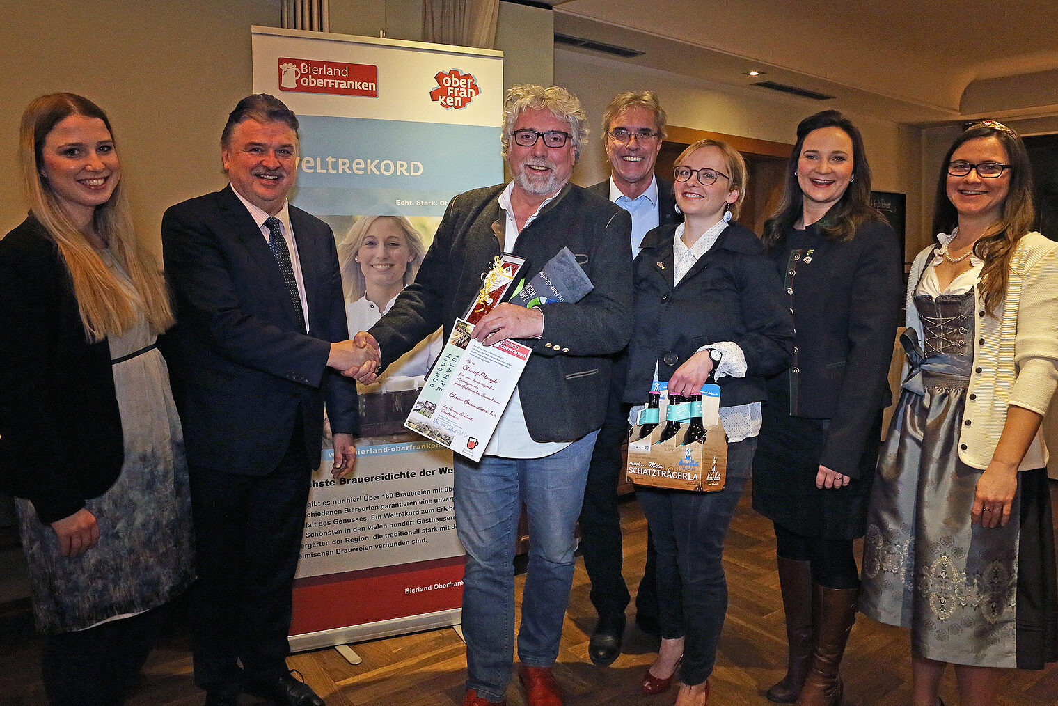 Positive Brauereizahlen, Wechsel im Vorstand, Auszeichnung von Christof Pilarzyk als Ehrenbraumeister h.c.: Gleich drei Höhepunkte hatte die Mitgliederversammlung 2018 des Vereins Bierland Oberfranken in Rödental, die auch von drei Bierköniginnen begleitet wurde.Im Bild v.l. Sabine Sabine-Anna-Ullrich, Bayerische Bierkönigin 2016/2017, Landrat Klaus- Peter Söllner, Christof Pilarzyk, Dr. Bernd Sauer, Gisela Hansen, Tina Christina Rüger, die Bayerische Bierkönigin 2014 / 2015 und die amtierende oberfränkische Bierkönigin Christina Pollnick.