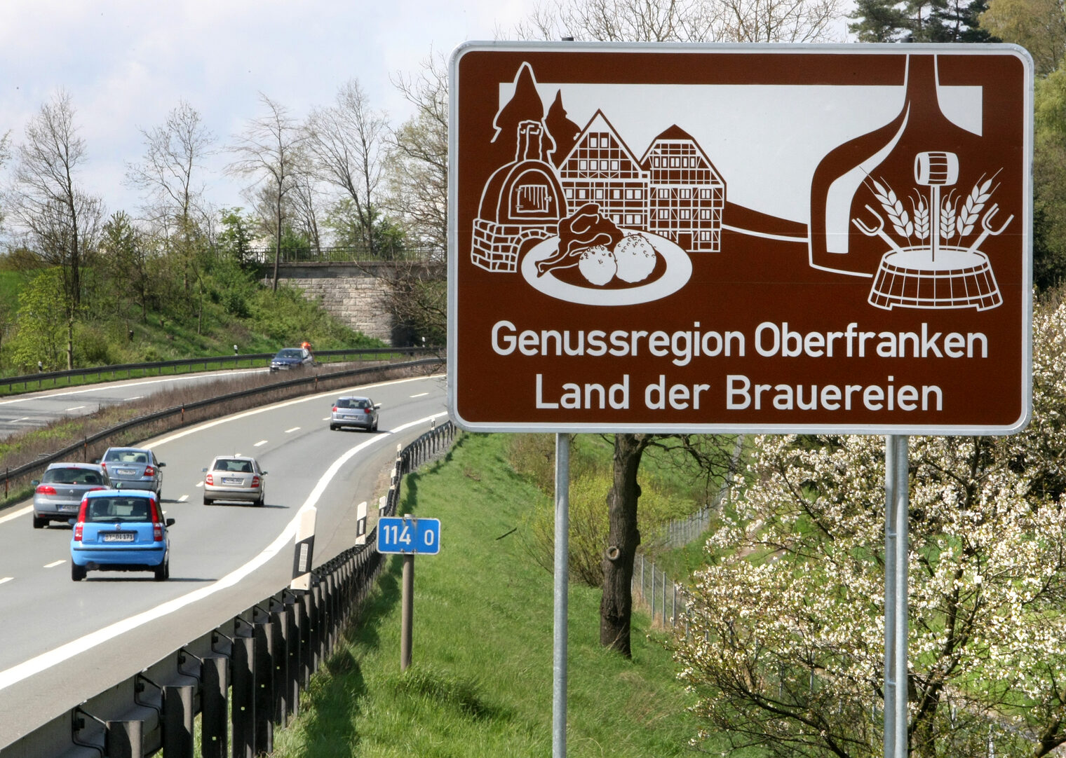 Genussregion Oberfranken,Autobahnschild,Waldau,Landkreis Kulmbach,Hinweisschild,Bierland, Schlagwort(e): Genussregion Oberfranken,Autobahnschild,Waldau,Landkreis Kulmbach,Hinweisschild,Bierland,