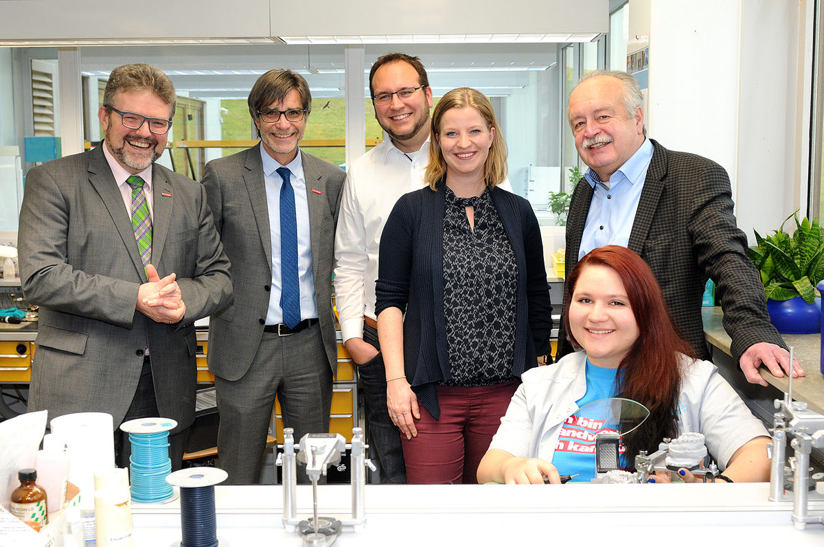 Stolz und froh: HWK-Präsident Thomas Zimmer, HWK-Hauptgeschäftsführer Thomas Koller, Juniorchef Rolf Ebert, Technische Leiterin Katharina Fuchs-Ebert, Seniorchef Werner Ebert und die beste Zahntechnikerin Bayerns Katja Kramer (von links). Stolz und froh: HWK-Präsident Thomas Zimmer, HWK-Hauptgeschäftsführer Thomas Koller, Juniorchef Rolf Ebert, Technische Leiterin Katharina Fuchs-Ebert, Seniorchef Werner Ebert und die beste Zahntechnikerin Bayerns Katja Kramer (von links).