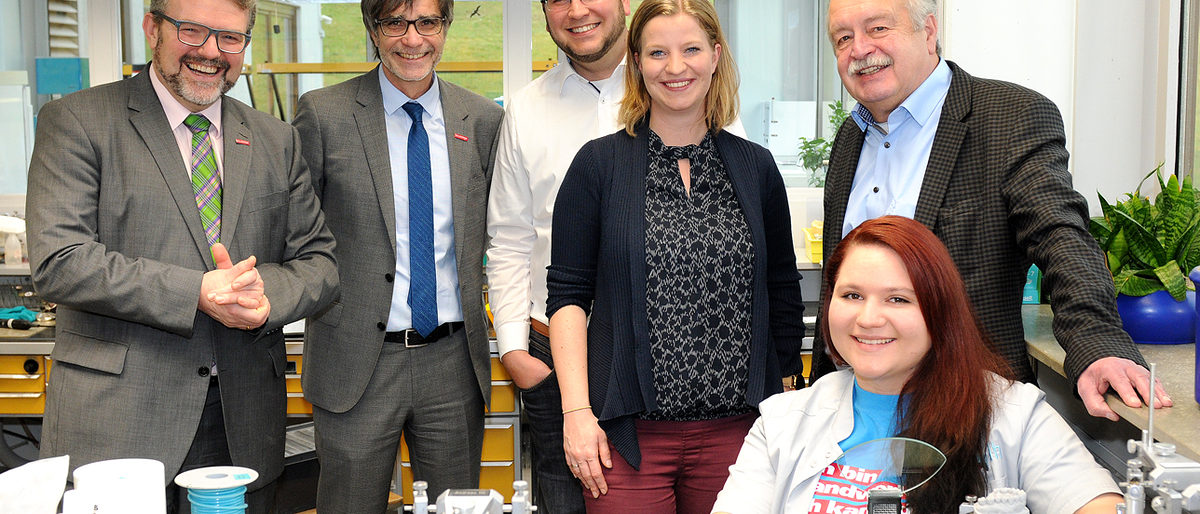 Stolz und froh: HWK-Präsident Thomas Zimmer, HWK-Hauptgeschäftsführer Thomas Koller, Juniorchef Rolf Ebert, Technische Leiterin Katharina Fuchs-Ebert, Seniorchef Werner Ebert und die beste Zahntechnikerin Bayerns Katja Kramer (von links). Stolz und froh: HWK-Präsident Thomas Zimmer, HWK-Hauptgeschäftsführer Thomas Koller, Juniorchef Rolf Ebert, Technische Leiterin Katharina Fuchs-Ebert, Seniorchef Werner Ebert und die beste Zahntechnikerin Bayerns Katja Kramer (von links).