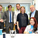Stolz und froh: HWK-Präsident Thomas Zimmer, HWK-Hauptgeschäftsführer Thomas Koller, Juniorchef Rolf Ebert, Technische Leiterin Katharina Fuchs-Ebert, Seniorchef Werner Ebert und die beste Zahntechnikerin Bayerns Katja Kramer (von links). 