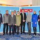 Die Kammersiegerinnen und -sieger des Leistungswettbewerbs aus Stadt und Landkreis Coburg mit Ehrengästen: Hauptgeschäftsführer Thomas Koller, Vizepräsident Matthias Graßmann, Landrat Michael Busch, Winfried Schneider, Kreishandwerksmeister Jens Beland, Mona Koch, Christian Schott, Julian Speer, Dr. Corinna Börner, Regierung von Oberfranken, Präsident Thomas Zimmer und Vizepräsident Karl-Peter Wittig. 