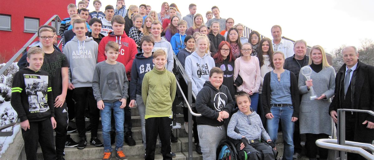 Die Schülerinnen und Schüler der 7. Jahrgangsstufe der Grund- und Mittelschule Seßlach freuen sich mit ihrer Lehrerin Christiane Marsoun über den Wanderpokal der HWK für Oberfranken für die beste Vorbereitung auf die Berufsmesse. Zur Übergabe kam der Leiter des BTZ Coburg der HWK für Oberfranken, Klaus Kainath (rechts) an die Schule. Die Schülerinnen und Schüler der 7. Jahrgangsstufe der Grund- und Mittelschule Seßlach freuen sich mit ihrer Lehrerin Christiane Marsoun über den Wanderpokal der HWK für Oberfranken für die beste Vorbereitung auf die Berufsmesse. Zur Übergabe kam der Leiter des BTZ Coburg der HWK für Oberfranken, Klaus Kainath (rechts) an die Schule.