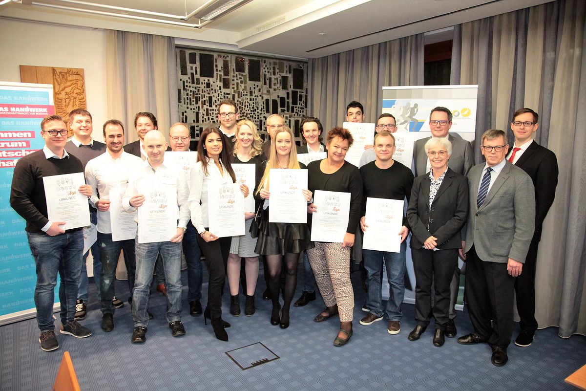 Auszeichnung im Haus des Handwerks in Kulmbach: die frisch gebackenen Geprüften Betriebswirte des Handwerks mit ihren Urkunden Auszeichnung im Haus des Handwerks in Kulmbach: die frisch gebackenen Geprüften Betriebswirte des Handwerks mit ihren Urkunden