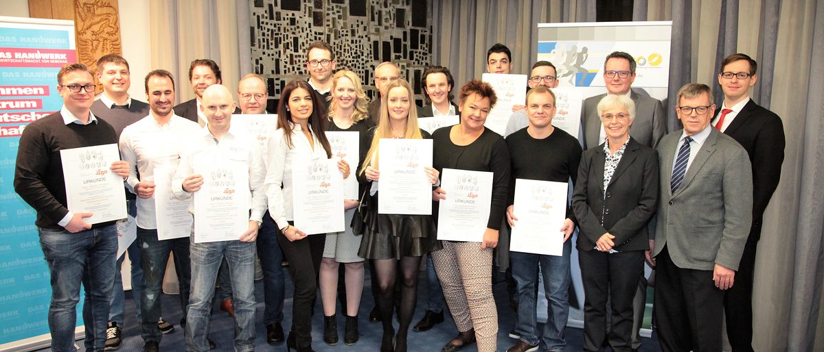 Auszeichnung im Haus des Handwerks in Kulmbach: die frisch gebackenen Geprüften Betriebswirte des Handwerks mit ihren Urkunden Auszeichnung im Haus des Handwerks in Kulmbach: die frisch gebackenen Geprüften Betriebswirte des Handwerks mit ihren Urkunden