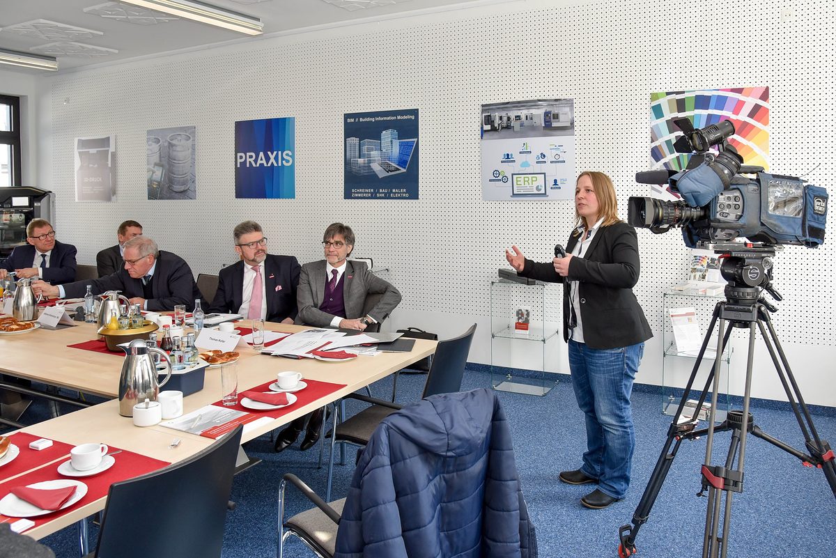 Johanna Erlbacher erklärt den digitalen Buntstift Johanna Erlbacher erklärt den digitalen Buntstift