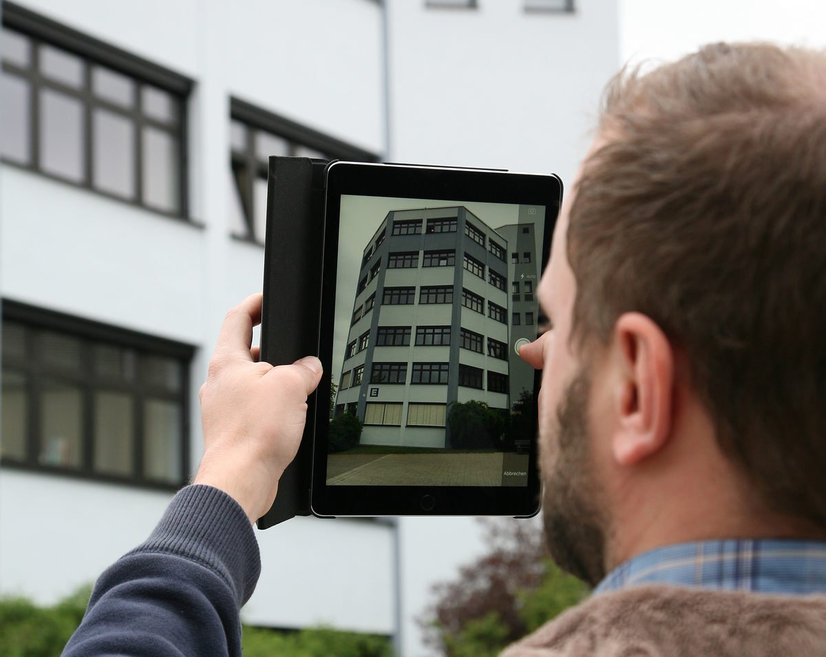 Ein Foto mit einem Tablet zu machen reicht heute aus, um ein exaktes Aufmaß einer Fassade zu erhalten.