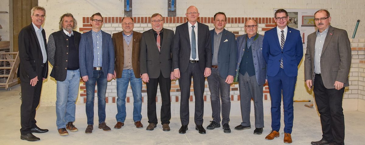 Das Projekt der HWK für Oberfranken findet breite Unterstützung. Neben dem Förderer Rainer Markgraf Stiftung - vertreten durch Geschäftsführer Florian Prosch und Stiftungsvorstand Manfred Thümmler (zweiter und dritter von rechts) - stehen auch die Bau-Innungen in Oberfranken und die bayerischen Baugewerbeverbände mit Präsident Wolfgang Schubert-Raab (5. von rechts) dahinter. Das Projekt der HWK für Oberfranken findet breite Unterstützung. Neben dem Förderer Rainer Markgraf Stiftung - vertreten durch Geschäftsführer Florian Prosch und Stiftungsvorstand Manfred Thümmler (zweiter und dritter von rechts) - stehen auch die Bau-Innungen in Oberfranken und die bayerischen Baugewerbeverbände mit Präsident Wolfgang Schubert-Raab (5. von rechts) dahinter.