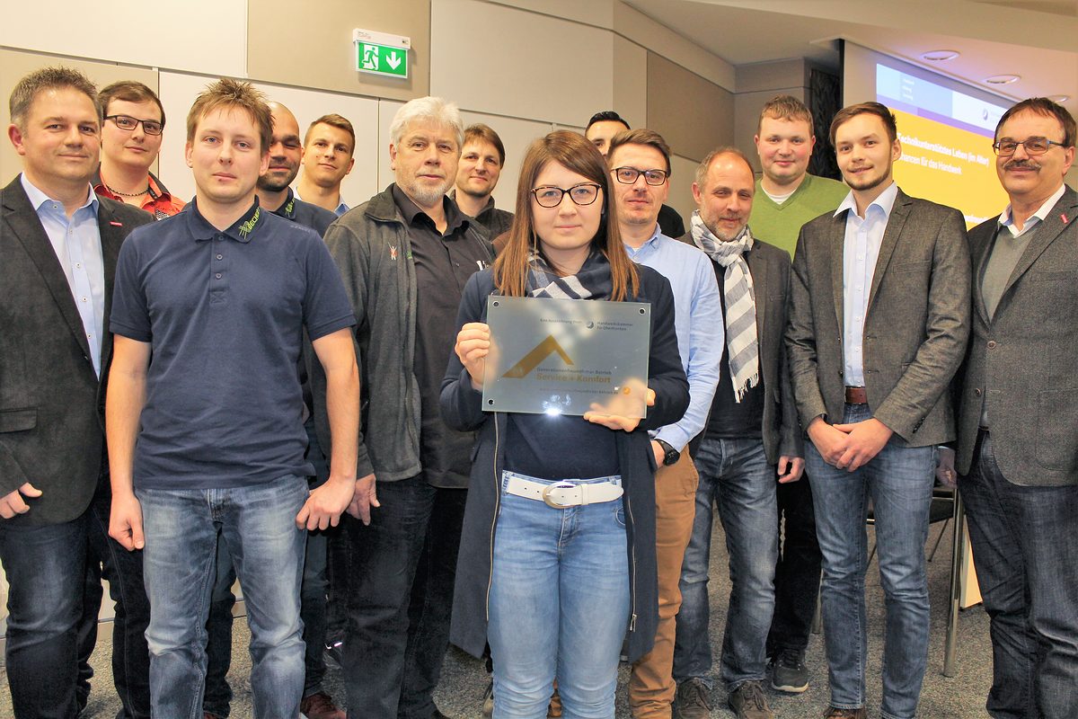 17 Teilnehmer haben sich jetzt an der HWK für Oberfranken im Kurs "Barrierefreies und technikunterstütztes Leben (im Alter) - Chancen für das Handwerk" für die Bedürfnisse der älter werdenden Generationen sensibilisiert und technische Assistenzsysteme kennengelernt. 17 Teilnehmer haben sich jetzt an der HWK für Oberfranken im Kurs "Barrierefreies und technikunterstütztes Leben (im Alter) - Chancen für das Handwerk" für die Bedürfnisse der älter werdenden Generationen sensibilisiert und technische Assistenzsysteme kennengelernt.