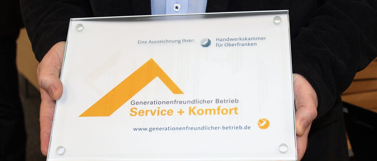 Das Glasschild mit Siegel weisen Kunden jetzt den Weg zu einem "Generationenfreundlichen Betrieb für Service + Komfort". Das Glasschild mit Siegel weisen Kunden jetzt den Weg zu einem "Generationenfreundlichen Betrieb für Service + Komfort".