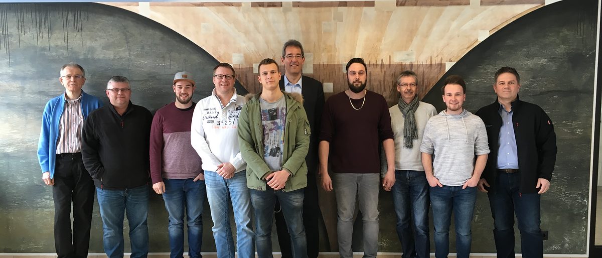 Die ersten an der HWK für Oberfranken ausgebildeten "Qualifizierten Fachplaner Gebäudeautomation" mit Dozent Prof. Michael Krödel (hinten, Mitte) und dem Fachbereichsleiter Elektro der HWK für Oberfranken, Heiko Betz (rechts). Die ersten an der HWK für Oberfranken ausgebildeten "Qualifizierten Fachplaner Gebäudeautomation" mit Dozent Prof. Michael Krödel (hinten, Mitte) und dem Fachbereichsleiter Elektro der HWK für Oberfranken, Heiko Betz (rechts).